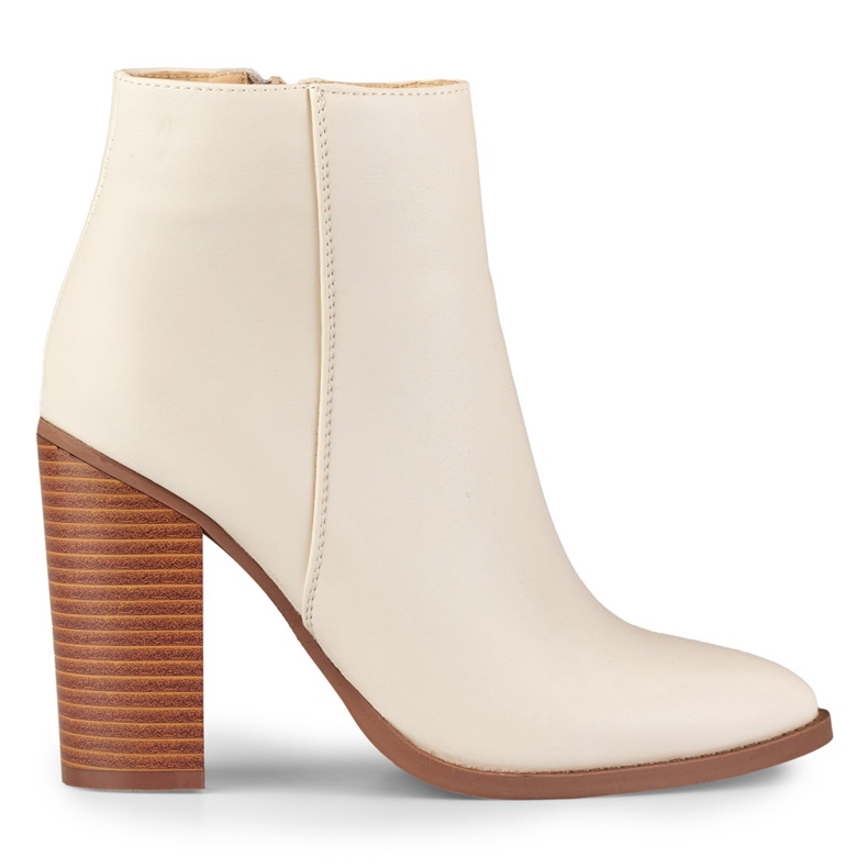 Bottes printemps beige sur le poteau Bottes printemps beige sur le poteau