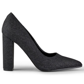 Escarpins à talons noirs brillants le noir
