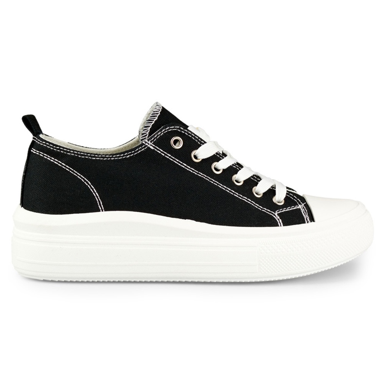 Baskets noires sur une plate-forme basse le noir