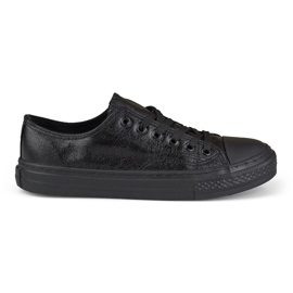 Baskets noires brillantes avec une semelle noire
