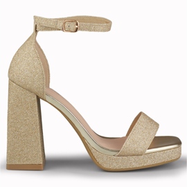 Sandales dorées brillantes sur un large talon haut