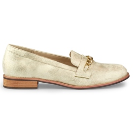 Chaussures dorées avec une chaîne d'or
