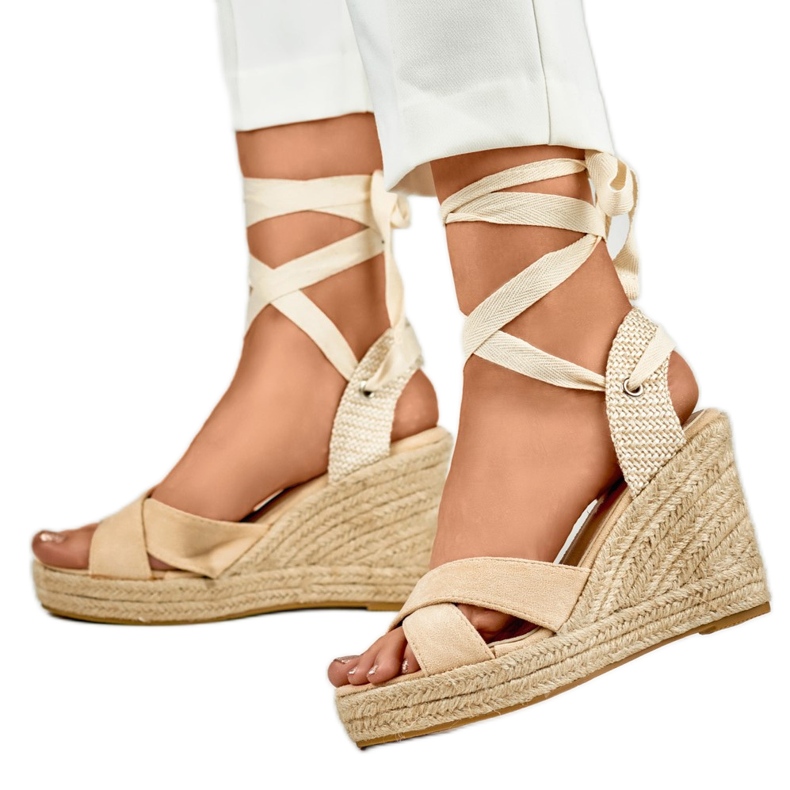 Sandales beiges pour femmes sur la plateforme
