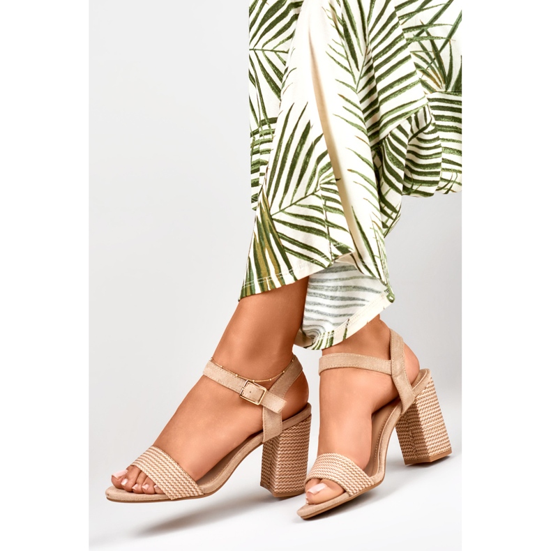 Sandales en daim beige pour femme sur le poteau