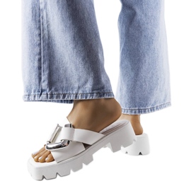 Tongs blanches à semelles de tracteur de Carceri Tongs blanches à semelles de tracteur de Carceri