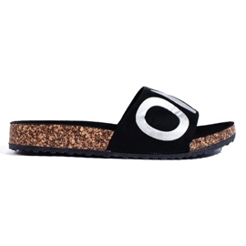 Tongs noires avec lettrage argenté sur le capuchon de Shelovet le noir Tongs noires avec lettrage argenté sur le capuchon de Shelovet le noir