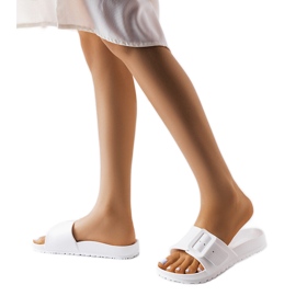 Sliders en caoutchouc blanc avec boucle Nelm blanche Sliders en caoutchouc blanc avec boucle Nelm blanche