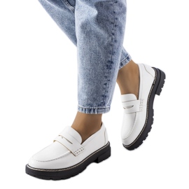 Brogues blanches avec une semelle intérieure en cuir de Biddie