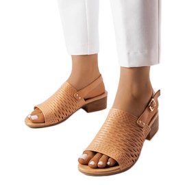 Sandales à talons bas marron désert beige