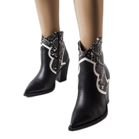 Des bottines noires sur le poteau Ezinet