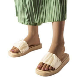 Claquettes beiges ornées de volants de chez Boulevard blanc