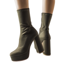 Inna Bottes en satin vert sur un poteau massif de Glus