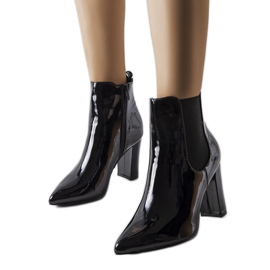 Bottes vernies noires sur le poteau de Dolla