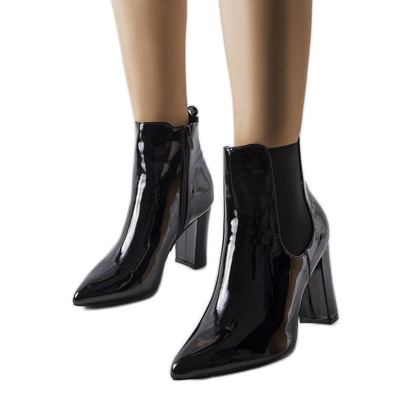 Bottes vernies noires sur le poteau de Dolla le noir