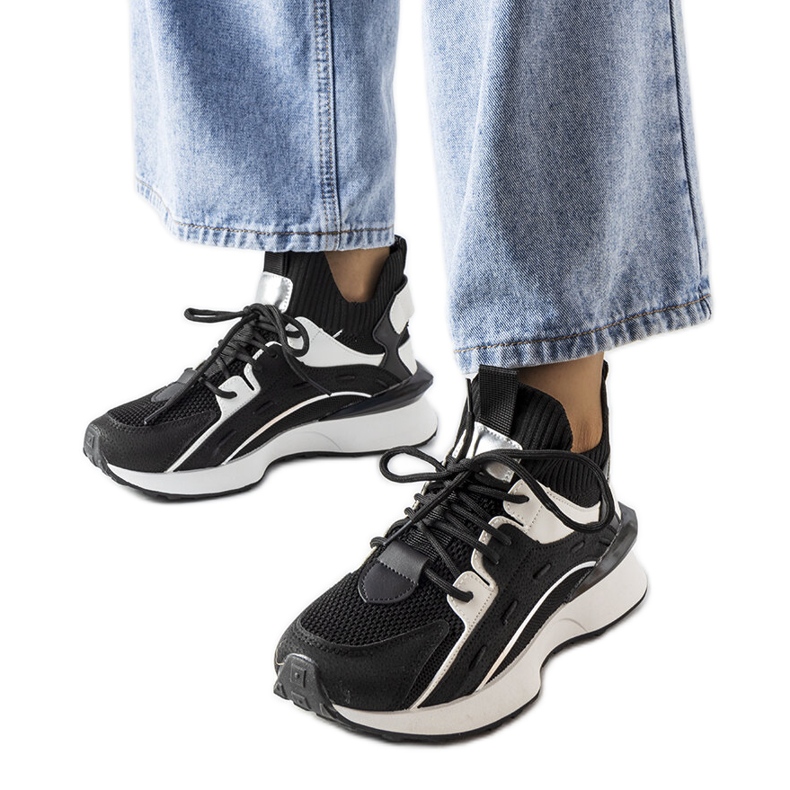 Inna Baskets élégantes noires et blanches de Begins le noir