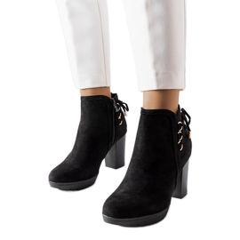 Bottes à talons en daim écologique noir de Poule le noir