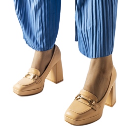 Escarpins beiges sur un bloc géométrique de Blaiss