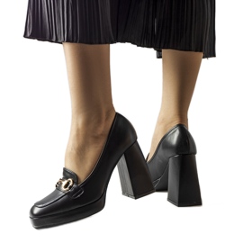 Escarpins noirs sur bloc géométrique de chez Blaiss le noir