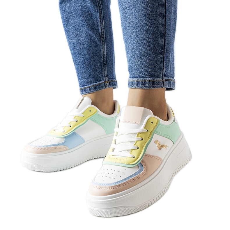 Baskets colorées sur la plateforme Gidle blanc