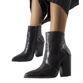 Bottines noires sur le poteau Kensley