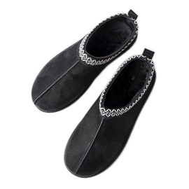 Chaussons isolés noirs décorés de la broderie Dudi le noir