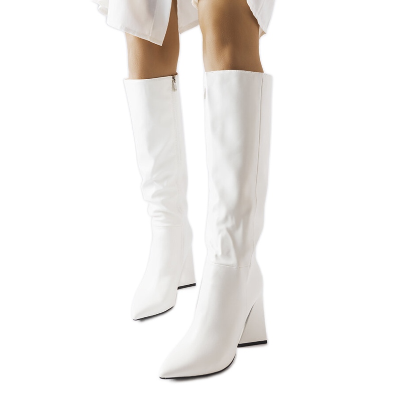 Bottes blanches Medicina sur le poteau