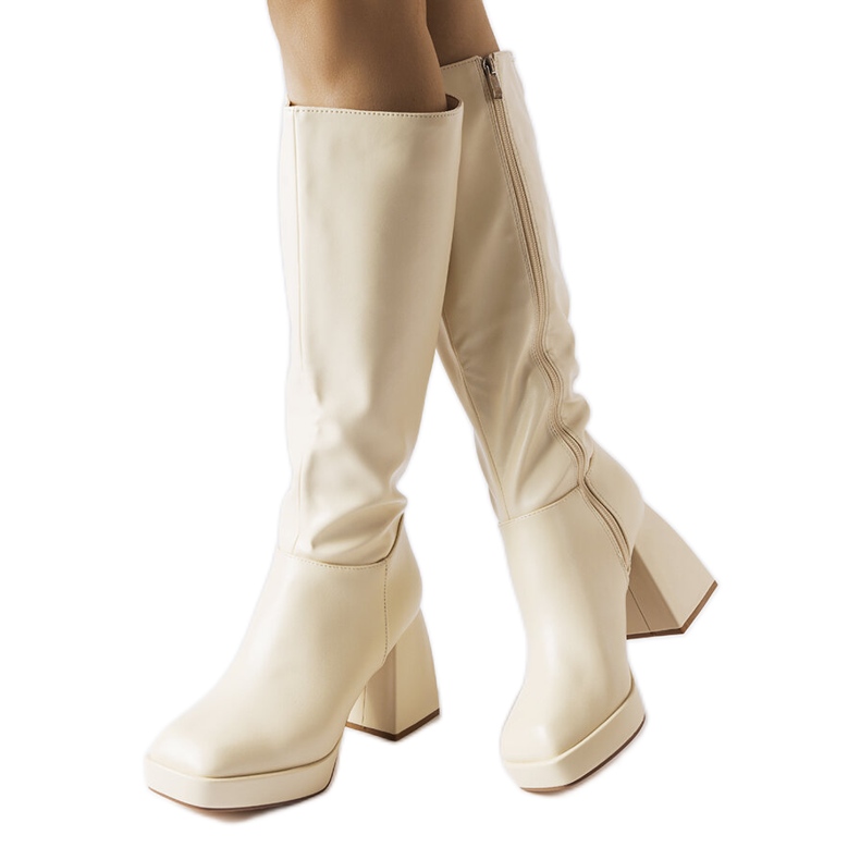 Bottes beiges sur un poteau massif de Villanova