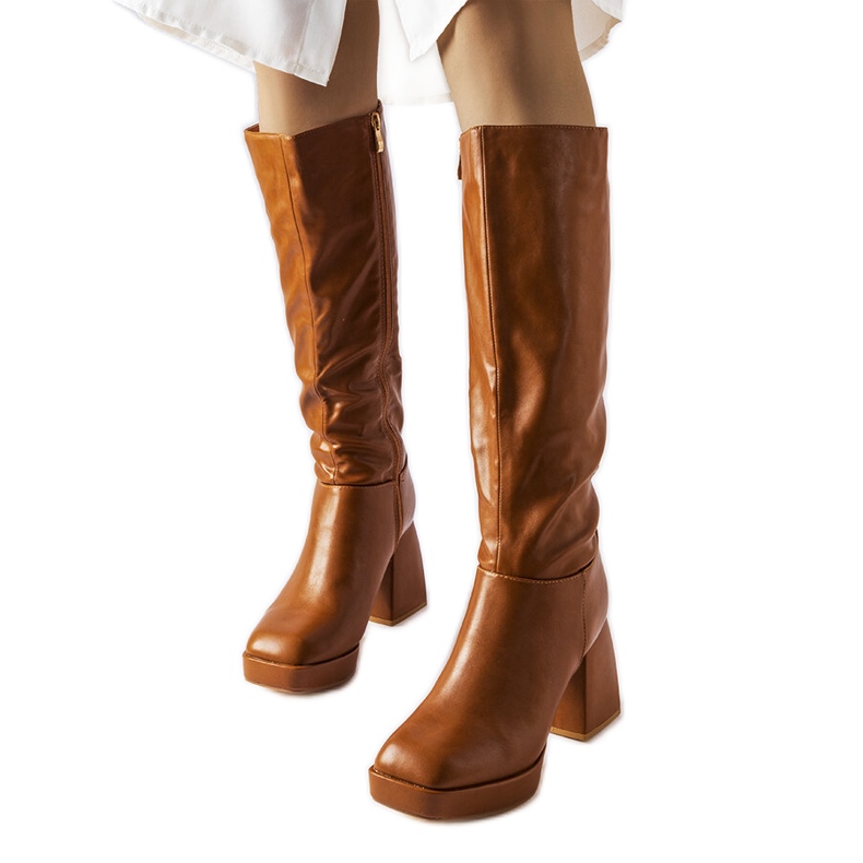 Bottes marron avec un poteau massif de Villanova brun Bottes marron avec un poteau massif de Villanova brun