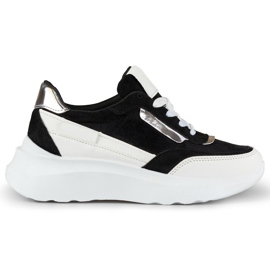 Chaussures de sport noires à semelle blanche