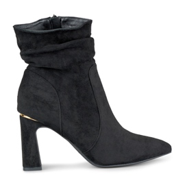 Bottes noires pour dames sur un poteau décoré