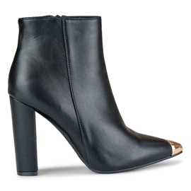 Bottes noires pour dames avec une pointe décorative le noir