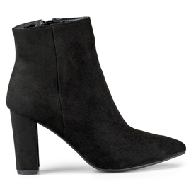 Bottes classiques pour femmes en daim sur le poteau beige