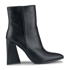 Bottes noires sur un poteau en forme de triangle