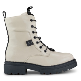 Ouvrières laquées beige de Carole Ouvrières laquées beige de Carole