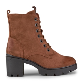 Bottes en daim marron sur un poteau confortable brun