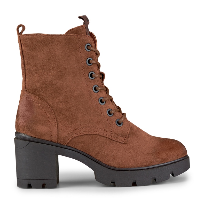 Bottes en daim marron sur un poteau confortable brun