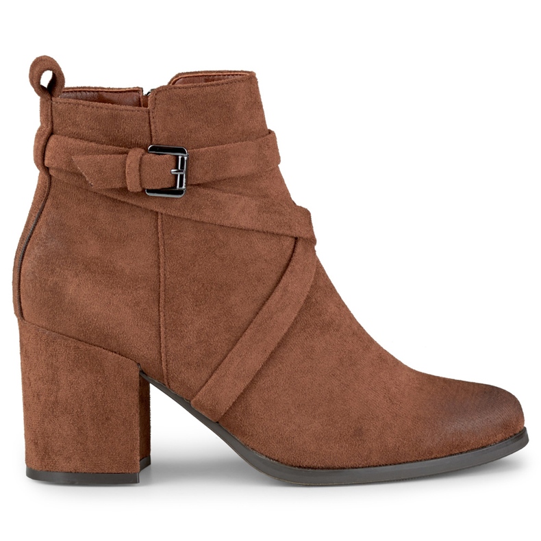 Bottes brunes pour dames sur un poteau avec un fermoir décoratif Bottes brunes pour dames sur un poteau avec un fermoir décoratif