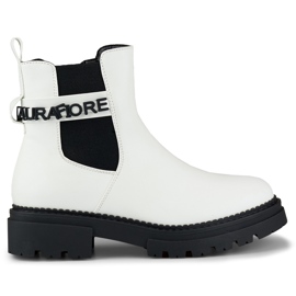 Bottes blanches pour femmes en cuir écologique avec une inscription décorative Bottes blanches pour femmes en cuir écologique avec une inscription décorative