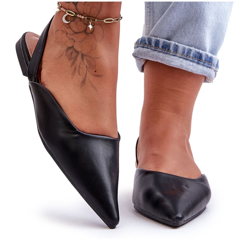 Les ballerines noires coulissantes de l'éco-cuir des femmes le noir