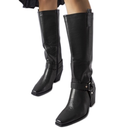 Bottes de cowboy noires sur le poteau
