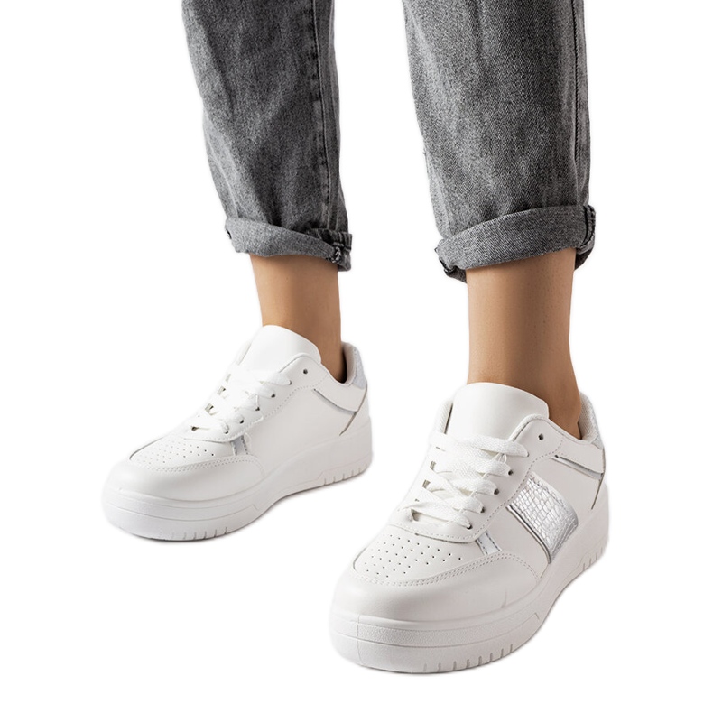 Baskets de sport blanches et argentées de Parme