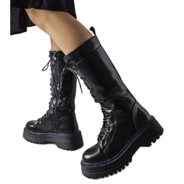 Bottes isolées noires sur la plateforme Hide