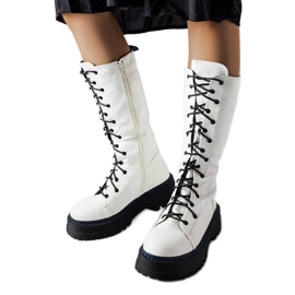 Bottes isolées blanches sur la plateforme Hide
