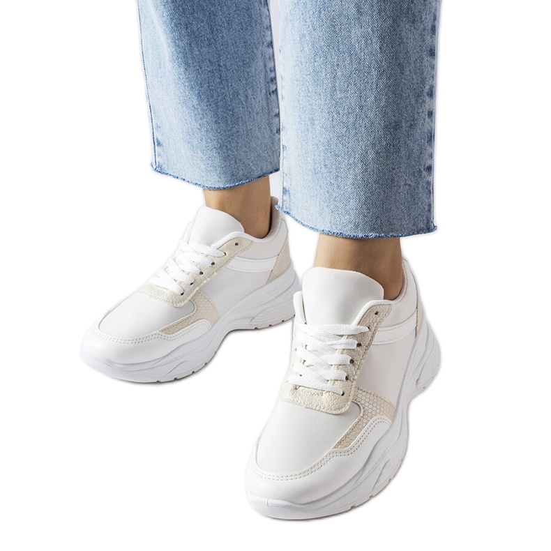 Baskets blanches avec des accents de peau de serpent de Diego