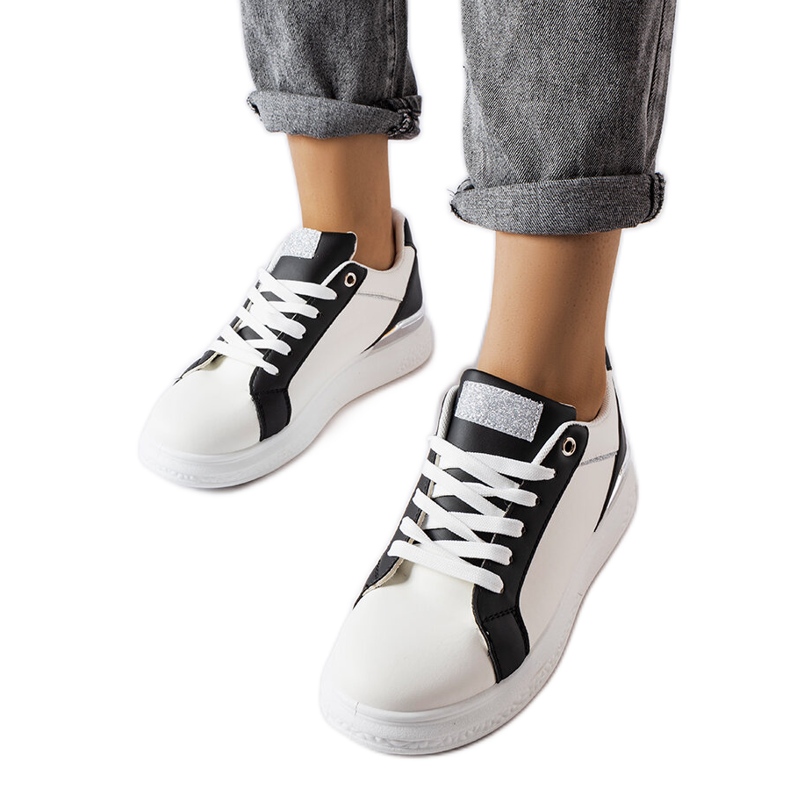 Inna Chaussures noires et blanches avec un accent argenté de Palais