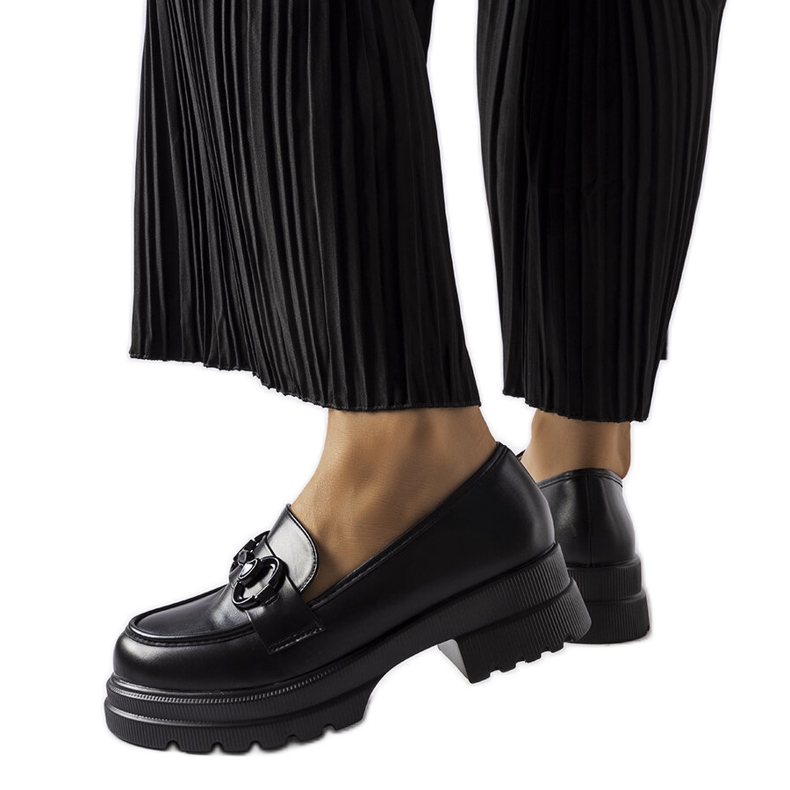 Mocassins noirs avec une boucle noire de Morubio