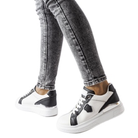 Baskets blanches et noires avec un accent argenté de Via