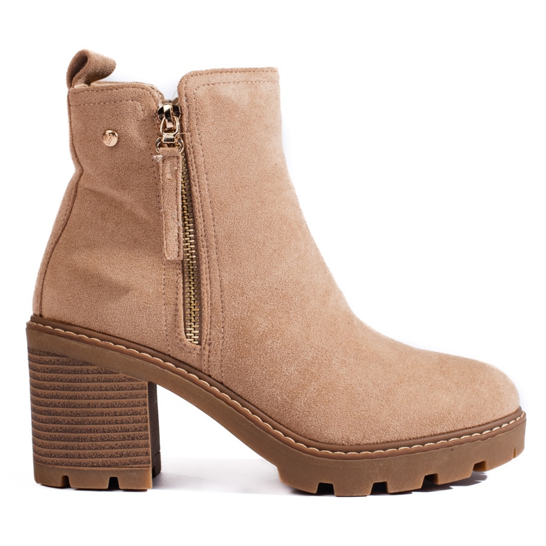 Bottines beiges en daim à talon large par Vinceza