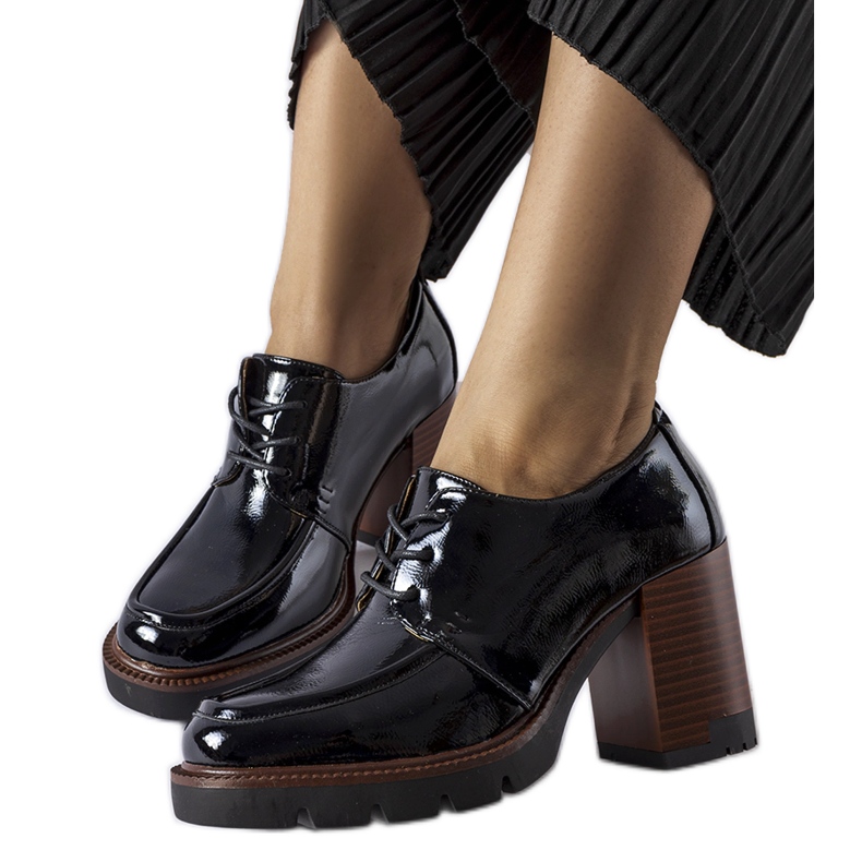 Chaussures vernies noires à talon haut de Vinceza le noir