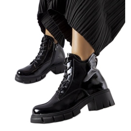 Bottines vernies isolées noires par Vinceza le noir